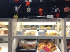 新千歳空港ターミナルビル3階には、パン工房「ロイズベーカリー」チョコレートを使ったパンが勢ぞろい、私達のお目当ては10時に焼きあがる“カヌレ”１個108円おススメです！