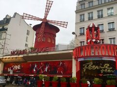 下まで降りていくと、有名なムーランルージュがある通りに出ます。ここら辺はあまり治安が良くない感じがする。

モンマルトルの丘から戻ると、足が棒。一度ホテルに戻り、チェックイン。
