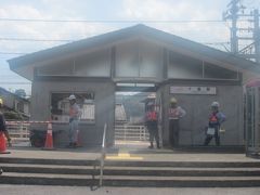 ここで列車交換の待ち合わせ時間がありましたので、駅舎を外から眺めてみましょう。

何やら、工事中のようですね…。