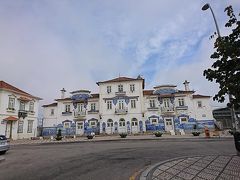 PM0:10 アヴェイロ到着。
旧駅舎、アヴェイロの風景が描かれているアズレージョだそうです。
真っ白な壁が美しさを強調させてて、素敵。

@アヴェイロ
ポルトガルのヴェニスといわれる水の都だそうです。