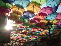 色とりどりの傘のアーチ。
逆光の日射しのおかげで、雰囲気のよい写真が撮れました。