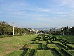 絶景ィ～(*≧∀≦*)

写真撮影が上手だったら、もっとこの美しさ伝えられるのかな?
街並みも見える、そしてテージョ川まで見渡せる。
植え込みの中、たくさん歩きましたワンちゃんがジャンプしながら、遊んでる。U^q^U

しばらく他愛ない会話もしながら、ひたすら絶景を観賞。幸せな時間。
