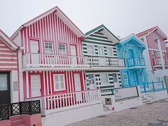 さて、街歩きしましょう。でも海沿いの曇天、おまけに時化てきた。時折雨がポツリ。( ；∀；)