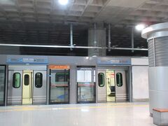 始発駅は、仁川第二ターミナル（大韓航空グループ専用）。
ガラガラなのでソウル駅までは座って行けました。
ソウル駅で乗換えて宿泊する最寄りの駅へ移動。