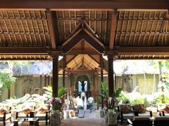 ザ・ロイヤル・ピタマハのデワタ・ラウンジでランチです。