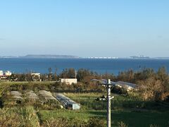 休憩時間を利用して、サービスエリアの物見台からの宮城島などなど
その後、古島駅で35分遅れ、モノレールだと20分、バスだと40分とのことでしたが、時間あるのでそのままバスにて