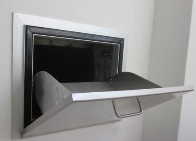 トラムの切符ですが、地球の歩き方によると、<br />交通系カードか運転手さんから直接購入のどちらかのようです。<br /><br />私は、タリンでのトラム利用が1回の予定だったので<br />運転手さんから直接購入する事にしました。<br /><br />トラムが来たので乗り込み、運転手さんの近くに行きますが<br />乗客と運転手席の間に、壁があります！！<br /><br />運転手さんとは直接話せる感じではなく<br />どうやって切符の買うのかな～としばらく悩みましたが<br />全然分からなかったので<br /><br />近くに座っていたおじいさんに「どうやって切符買うんですか？」と聞くと<br /><br />画像の「ダストシューター」のような所を指さします。<br />どうやら、この「料金シューター」にお金を入れるようです。<br />(実際の写真を撮り忘れたので、画像は「ダストシューター」です)<br /><br />教えられた通り、「料金シューター」にお金を入れて扉を閉めると<br />「バタンッッ」と音がします。<br />この音を聞いて、運転手さんがこちらを振り向いてくれます。<br /><br />運転手さんは、「1人？2人？」と指で何人分かを聞いてきます。<br />(壁があり、話し声は聞こえない記憶です)<br /><br />「１人」と指で答えると、<br />おつりと切符を「料金シューター」に入れてくれますので、<br />再び「料金シューター」の扉を開けて受取りましょう。<br /><br />運転手さんは、後ろを向きながら対応する事になるので<br />信号待ちとかでないと、対応してもらえない感じです。<br /><br />もし「1区間しか乗らない」とかであれば<br />やり取りしているうちに、着いてしまいそうですね。<br /><br />その時は、お釣りが出ないようにしとくと<br />最悪、料金だけ「料金シューター」に入れて降りれば大丈夫だと思います。<br /><br />料金は、1回2ユーロでした。<br /><br /><br /><br /><br /><br />