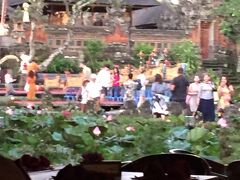 この日、結婚式のため王宮が使えないため、バリ舞踊鑑賞はウォーターパレスとなりました。
開始の時間まで余裕あれば「カフェ　デ　アーチスト」でステーキ食べたかったんだけど、ガイドさんがディナーどこにする？と何回か聞いてきてステーキ屋の名前答えてたんだけど、カフェロータスを押した理由がわかりました(-_-;)

ダンスがよく見えるであろう席は、お客さんを入れてませんでした。