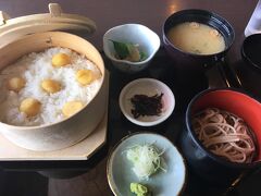 お昼ごはんは、栗ご飯かな~お蕎麦かなっていうことで、セットにしました。
