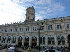 モスコーフスキー駅。
前にも書いたかもしれないが、出発点の地名ではなく、行く先の地名が駅名になるのが、慣れるまで、えっ！？となる。