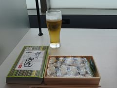 まずは、押し寿司を購入して国内線ラウンジでビールと一緒にお昼ご飯