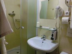 ホテルへ戻ってきた。
このホテル、２階はトイレにペーパーを流してはいけない。
よって、使用済みペーパーはトイレのゴミ箱へ…ということになるのだが、それはどうしても耐え難い！！
ということで、私はインド式でいくことにする。
水洗いして、最後に水滴だけペーパーで拭う。
それなら、捨てても問題なっしー♪

…逃避している場合ではない。
さて…、携帯。
さっきより悪化していた。
いきなり開いていた画面が閉じたり、画面の上半分が全く反応しなかったり。
困った。
上半分ということは、検索ができないということだ（検索窓は上にある）。
地図も出せない。
明日起きたら、もっと悪化しているのだろうか…。
っていうか、電源上がるのか？

ビクビクしながらも、とりあえず、おやすみなさい…。