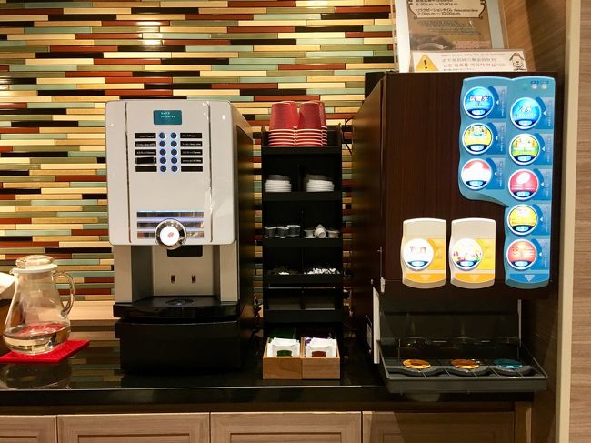 フリードリンク<br />ありがたい<br />夕食に買ってあったポークたまごおにぎりをここで食べながら、明日の予定を話し合います<br />台風の時はここを開放してくれるそうで、どうにもならなくなったら利用したいと思います