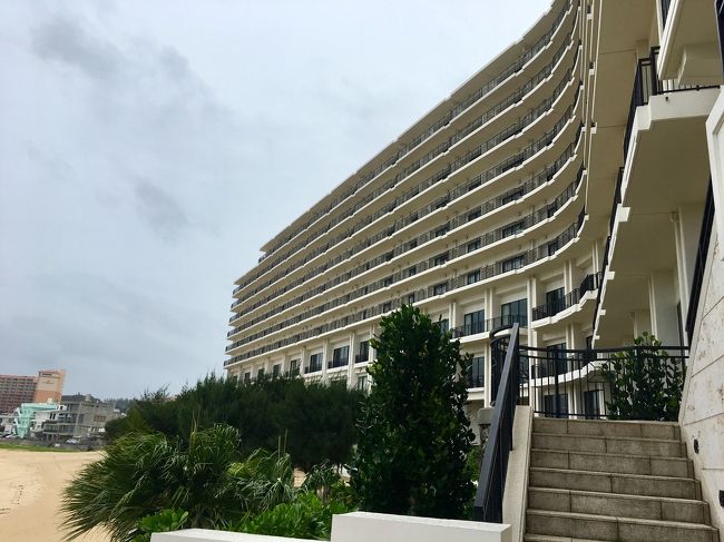 雨が降らないうちに外からパチリ<br />今回モントレ沖縄にしたのは、ビーチがあり、泊まったことがなかったのと温泉（有料）があるから<br />しかもプレミアムクラブルームにすると屋内プール、温泉、ラウンジが無料で利用できるため、ホテルステイも楽しむ予定でプレミアムクラブルームで２泊予約<br />これが台風の沖縄で大正解の選択となったのでした