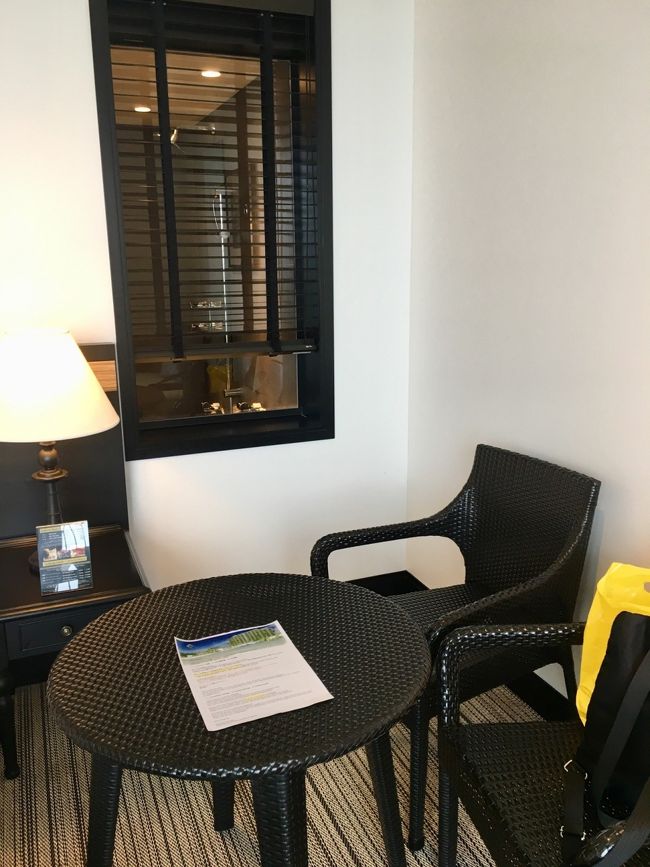 ベランダのテーブルやイスが部屋の中へ入って台風仕様です