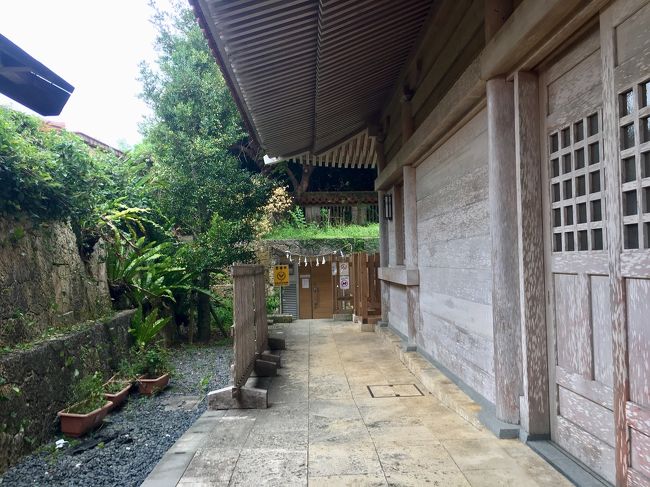 なぜこちらに来たかというと、境内にある普天満宮洞穴という神秘的な鍾乳洞に来てみたかったのです。<br />洞穴なら雨風も大丈夫かなという考えもありましたが・・・<br />洞穴には自由に入れません<br />授与所で受付をすると、巫女さんが案内してくれます<br />画像の奥に入口があり、巫女さんが突然現れる近代的なドアのカギを開けてくれます<br />入った後はまずお参りするところを教えてくれ、お時間は30分までですと言われました<br />撮影禁止のため中の画像はありませんが、大変静かな気持ちになれる空間でした<br />気になる方は画像検索してみてください<br /><br />