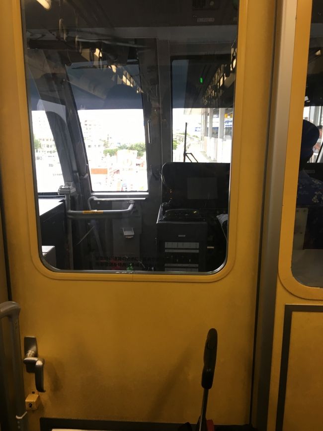 オプションで購入していたカフェクーポンをJALサービスカウンターで受け取り、ゆいレールにて県庁前駅へ。