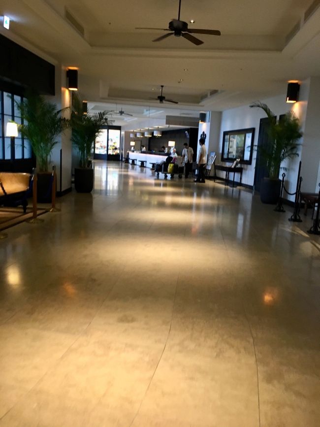 さて、おんなの駅に寄り、台風に備え水と食料を購入<br />今日から2泊するホテルモントレ沖縄に到着<br />正面玄関に荷物を降ろし、地下駐車場に車を停めます<br />台風が来る中、地下駐車場というのが気持ち的に助かりました<br />台風とはいえ、レンタカーに何かあったらこちらの責任らしいので<br />エレベーターで上に行き、案内されたフロントでチェックイン<br />何かご質問は？の時に、プレミアムクラブフロア特典がないなーと思い質問。<br />そしたらば予約していたプレミアムクラブフロア扱いではなかったらしく、違うチェックイン席に案内されました<br />そこまではすごくスムーズで良い感じだったのに残念！<br />チェックインする場所は間違っても良いが、予約内容を間違えるのはダメだと思う