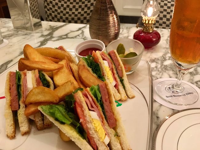 お腹も空かないし、雨風強すぎて一歩も外に出られないし、<br />夕食はラウンジでクラブハウスサンドを相方とシェア<br />2,000円也<br /><br />ラウンジのお姉さんと台風談義<br />意外なことに沖縄本島への台風上陸は今年はこれが初めてなんだとか<br />ホテルから3分の所に住んでて、強風で軽く吹き飛ばされながら通勤したそうですが、本当に大変な台風です<br />