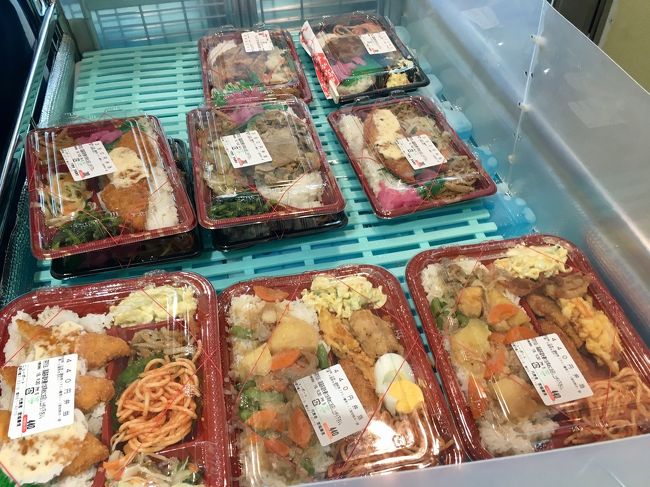 那覇空港ANAチェックインカウンター手前にあるサンカクマート<br />弁当買おうかなーどうしようかなー<br />結局食べやすそうなパンを購入<br /><br />空港内、台風の影響かおにぎり系は全くありませんでした