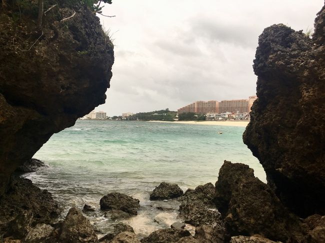 台風が来ないうちにホテル散策<br />遠くに年々巨大化するカフーフチャクコンドホテル