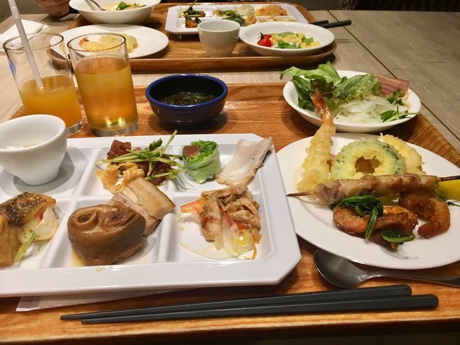 ディナーはシーフォレストでホテルブュッフェ<br />前もってＨＰで平日限定ビール付き予約<br />１９時予約がＨＰでできなかったのでリクエストしておいたら、１９時予約ＯＫの返事がもらえました<br />食事内容は品数多くてvery good！値段の割に美味しくてスタッフさんの感じも良くて満足、満足！<br />宿泊特典のクーポン2,000円やホテルでいただいた割引券を使い、一人1,800円程ですみました