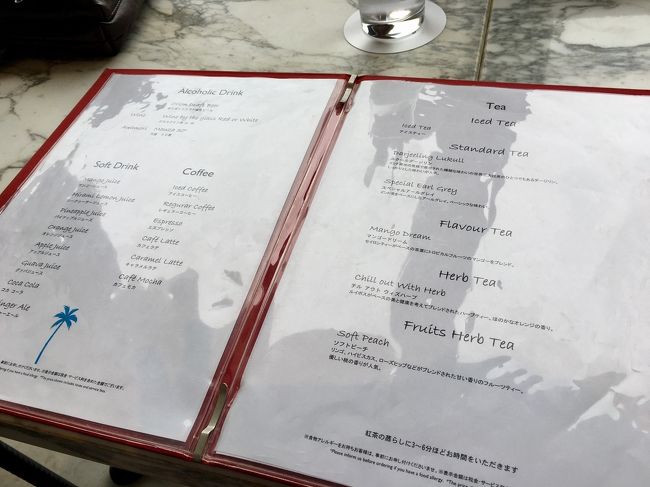 台風で外に出られないので<br />ラウンジ→屋内プール→温泉→ラウンジ<br />のローテで強制ホテルステイを楽しみます<br />プレミアムクラブルーム用メニューです<br />光ってて見えませんね・・・<br /><br />プールも満喫<br />日本人２．３割位いたでしょうか<br />台風なのでちょっと混み合ってて、大きい浮輪利用禁止にしてくれたらよかったのにと思いました。<br />大浴場は下着姿の方やバスタオル巻いた人など色んな方がいてちょっとビックリ<br />プールと大浴場のロッカールーム一緒だから混同するのかな？<br />広くはなかったけど、温泉もあり気持ちいい(^O^)<br />