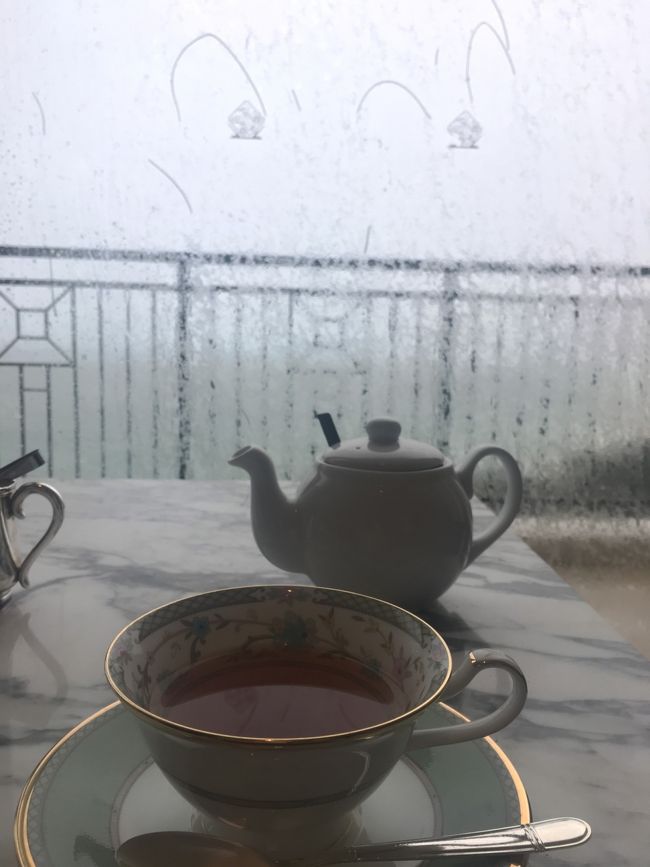 ラウンジはあまりの強風でテーブルは窓から離れさせて窓際に人は座らないようにしていました<br />いやー、本当にすごい風！<br />窓を開けようにも開けられません