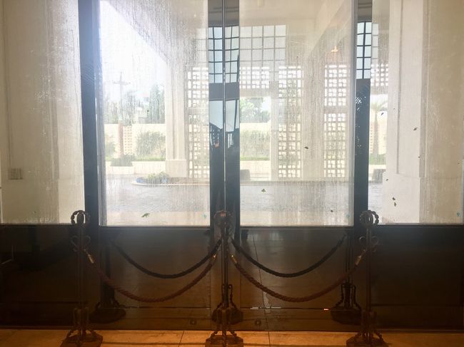 正面玄関も閉鎖<br />すごい風です<br />それでもチェックインして来る方はいるので、どこから来たのでしょうか<br />移動は大変だったでしょう