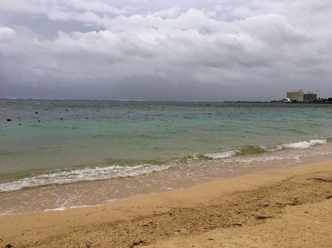 せっかくだからと意地で足だけチャポンとつけてやりましたよ！<br />砂が飛んできて痛い、痛い