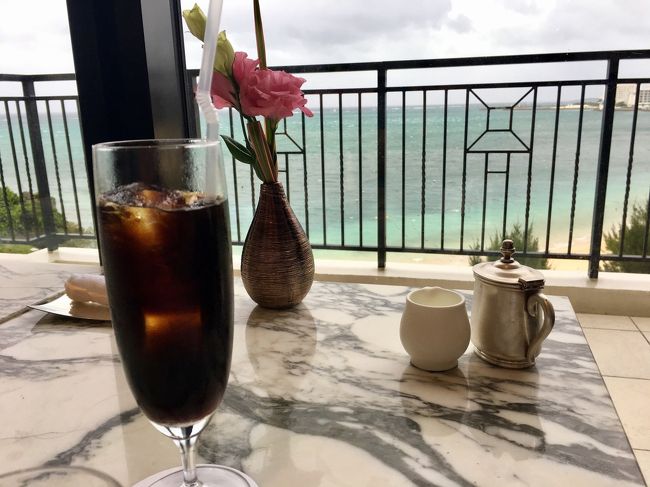 アイスコーヒーおかわり<br />スタッフさんに注文すると持ってきてくれます<br />「台風で外に出られないし何度も来るから、よろしくね！」<br />とスタッフさんにご挨拶<br />スタッフさんも気さくに話をしてくれます<br />風は強いが海は青くて素敵な景色。この日までは・・・