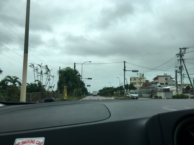 さて、予定通り帰りましょう。<br />チェックアウトしてレンタカーを返しに向かいます<br />台風の影響か沖縄自動車道は通行止めのため、58号を南へ進みます<br /><br />分かります？信号消えてるんです<br />ホテルに居たら分かりませんでしたが、かなり広い範囲で停電らしいです<br />お店も暗い<br />チェックアウトする時、ホテルスタッフも一言教えてくれればいいのに！<br />「信号消えてますから気を付けてください。コンビニやガススタも停電してて利用できない可能性がありますよ」<br />その言葉があるかないかでかなり違います<br />モントレ沖縄、フロントスタッフだけイメージ悪いです