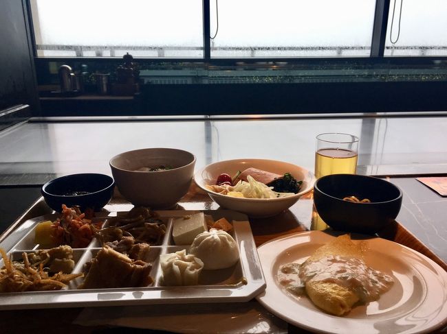 朝食はディナーと同じくシーフォレスト<br />カウンター席でもいいですかと言われOKすると、鉄板焼き「神戸」のカウンターに通されました<br />海も見えるしお子さんがいない方は場所はこっちの方がいいかも<br />最終日は自らカウンター席がイイ！と伝えました<br />ディナーは良かったけど、朝食内容は普通かな<br />値段も違うけどね