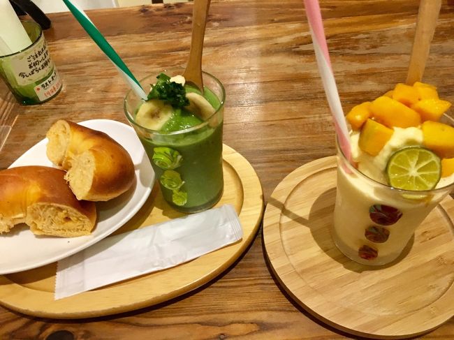 相方はストレスに効くスムージーｗとベーグル<br />私はベーグルなしで完熟キーツマンゴースムージー<br />マンゴースムージーいただいただけで、沖縄に来た感があります<br />大満足！