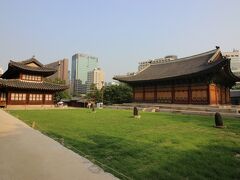 続いて、徳寿宮へ。ソウルの五大宮の１つで、南大門からはすぐ近くです。初日の１番の目的地でした。1,000ウオン(90円)。