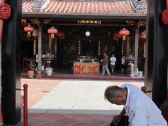 マレーシア最古のお寺と言われている中国寺院。
おじさん、舟漕いでます。