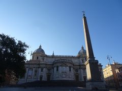 朝のサンタマリアマッジョーレ大聖堂。入口の裏側がエスクィリーノ広場になっています。
このオベリスクはアウグストゥス帝が自分の墓廟の入口に立てるために造らせたローマ産のもの。
