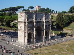 コンスタンティヌスの凱旋門が見えます。
パリの凱旋門のモデルにもなった門で、副帝だったコンスタンティヌス帝が正帝マクセンティウス帝との戦いの勝利記念に建設しました。