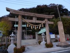 観音崎バス停から，浦賀駅方面のバスにのって，「新町」で下車。徒歩１０分くらいで，東叶神社に来ました。写真だと明るく見えますが，かなり薄暗いです。