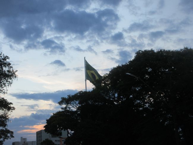 １７時４０分着予定が２０分早く到着した<br />　それでも姪っ子ちゃんは早めに空港に来て待ってくれてた<br />夕暮れ時のマリンガーの街にはためくバンデイラ・ブラジレイラ<br /><br />