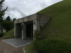 大陵苑の中でも有名なのが、この天馬塚
古墳の中にまたまた展示物が並んでいます。