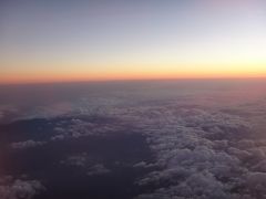 デンパサール空港に着く頃には夜になっていました。空港で仕事帰りの友人と合流して、ホテルの送迎車でメンジャンガンへ向かいました。かなりの山道で外は真っ暗！なかなかスリリングなドライブでした。車の中で、友人が買っておいてくれたサンドイッチとサラダで夕食にしました。
