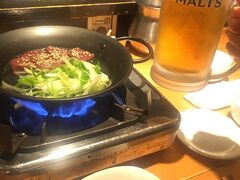 部屋で休憩をしたらそろそろ良い時間。
メインイベントの「肉鍋の千葉」に向かいます！

17時オープンなのですが30分前に到着して3組目でした。
17時半頃には満席になったので、17時オープン同時に到着しても入れたかな？？

肉鍋（つみれ追加）を注文したらビールで乾杯！
プハー♪美味しい～♪♪

