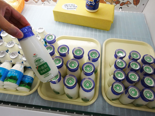 これはここでしか飲めない低温殺菌牛乳です。<br />搾りたてに近いので、持って帰ることはできません。美味しかったですよ。小さい方で100円です。