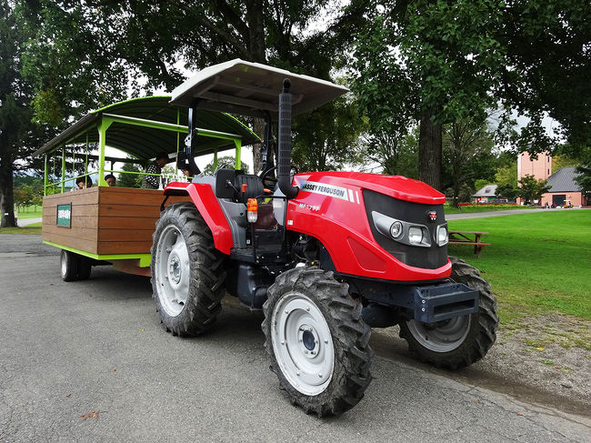 このトラクターがけん引する客車に乗ります。<br />非公開森林エリアをめぐるツアーです。<br />農場といっても山林部分が多いようです。