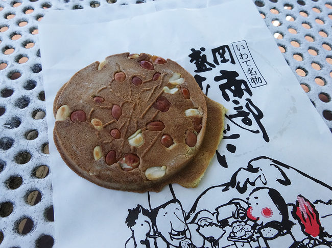 作ってるところを撮り忘れましたが、南部煎餅の工房で、煎餅づくりを体験しました。自分で作ったものを食べられます。熱々で美味しかったです。