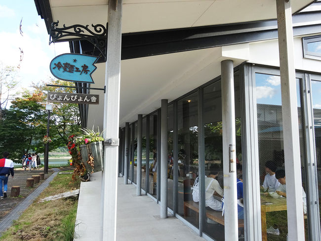 こちらは冷麺で有名なぴょんぴょん舎の冷麺工房。お腹いっぱいになるので食べなかったです。<br />チャグチャグ馬コの工房もあって、キーホルダーとマグネットを買いました。