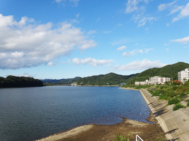 右側は繋（つなぎ）温泉です。