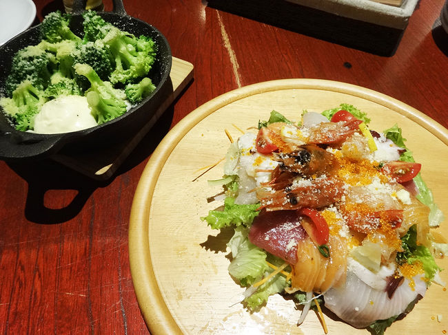 お通しのブロッコリーとシーフードのカルパッチョ。<br />ブロッコリーは大きくて歯ごたえあって美味しかったです。