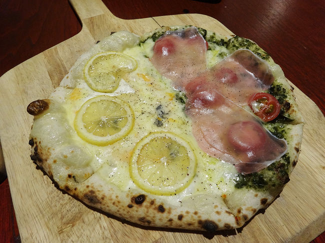 クワトロフロマッジオ（ハニーレモン）と生ハムピザのハーフ＆ハーフ。<br />人数が多いとたくさん食べられてよいですね。<br />どれも美味しく、お腹いっぱいになりました)^o^(